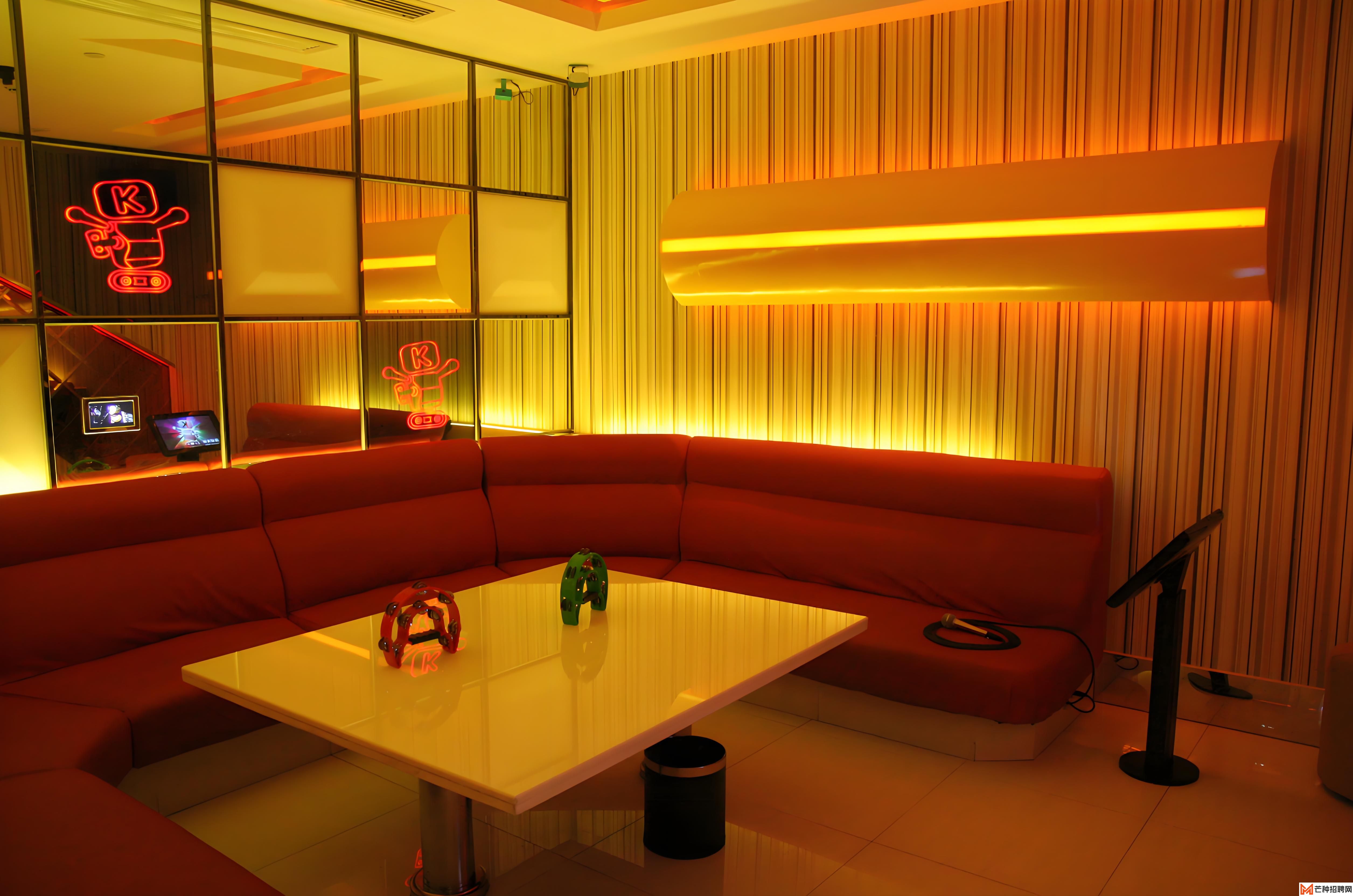 诚聘艺术品导览——夜色中的璀璨职场